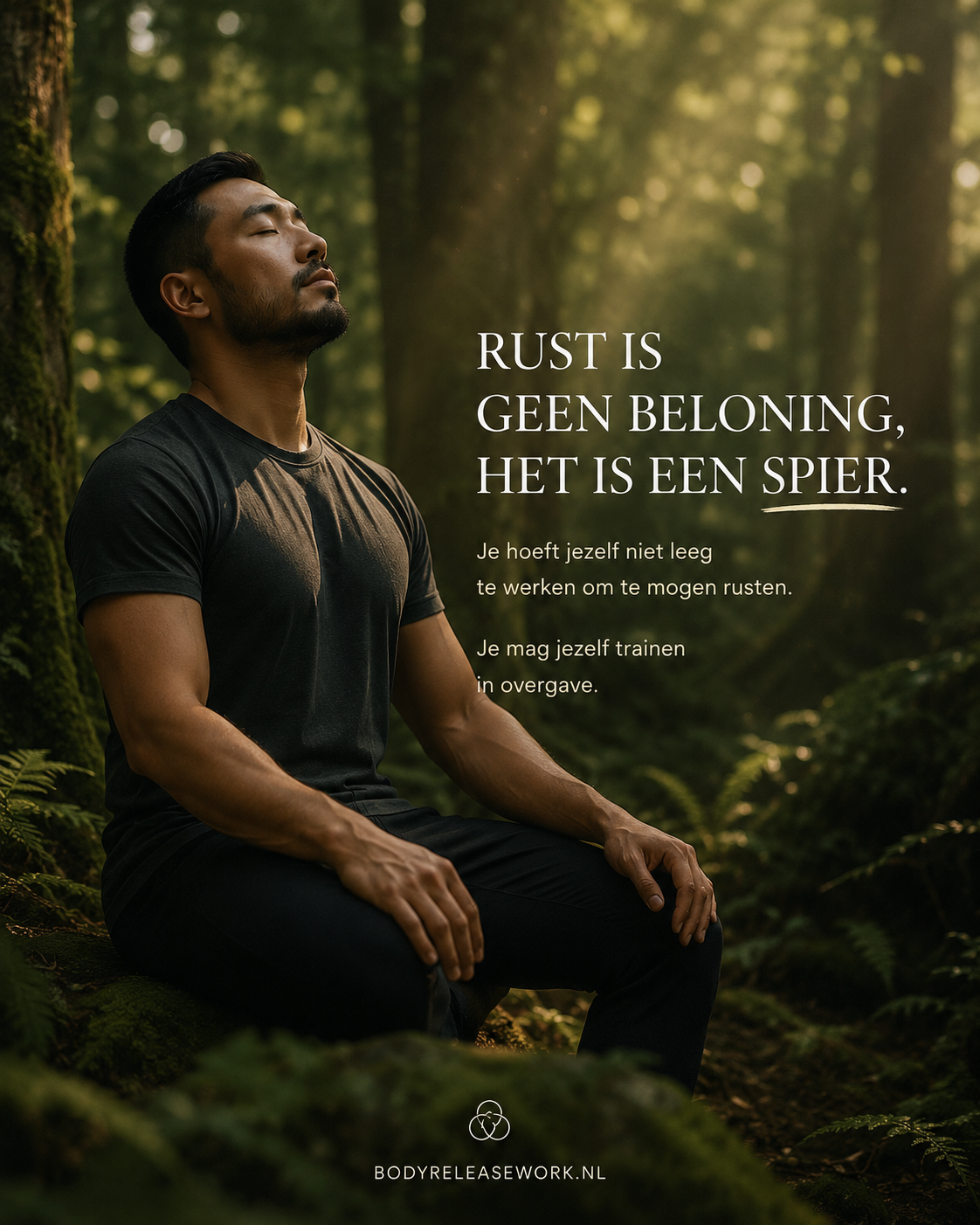 Man zittend tegen een boom in het bos, ogen dicht, gezicht naar het licht