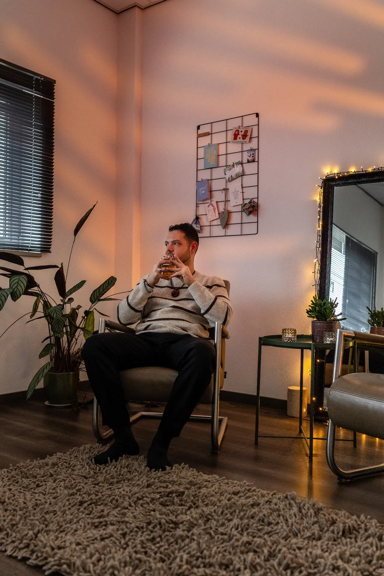 Civanni in een stoel met een kop thee
