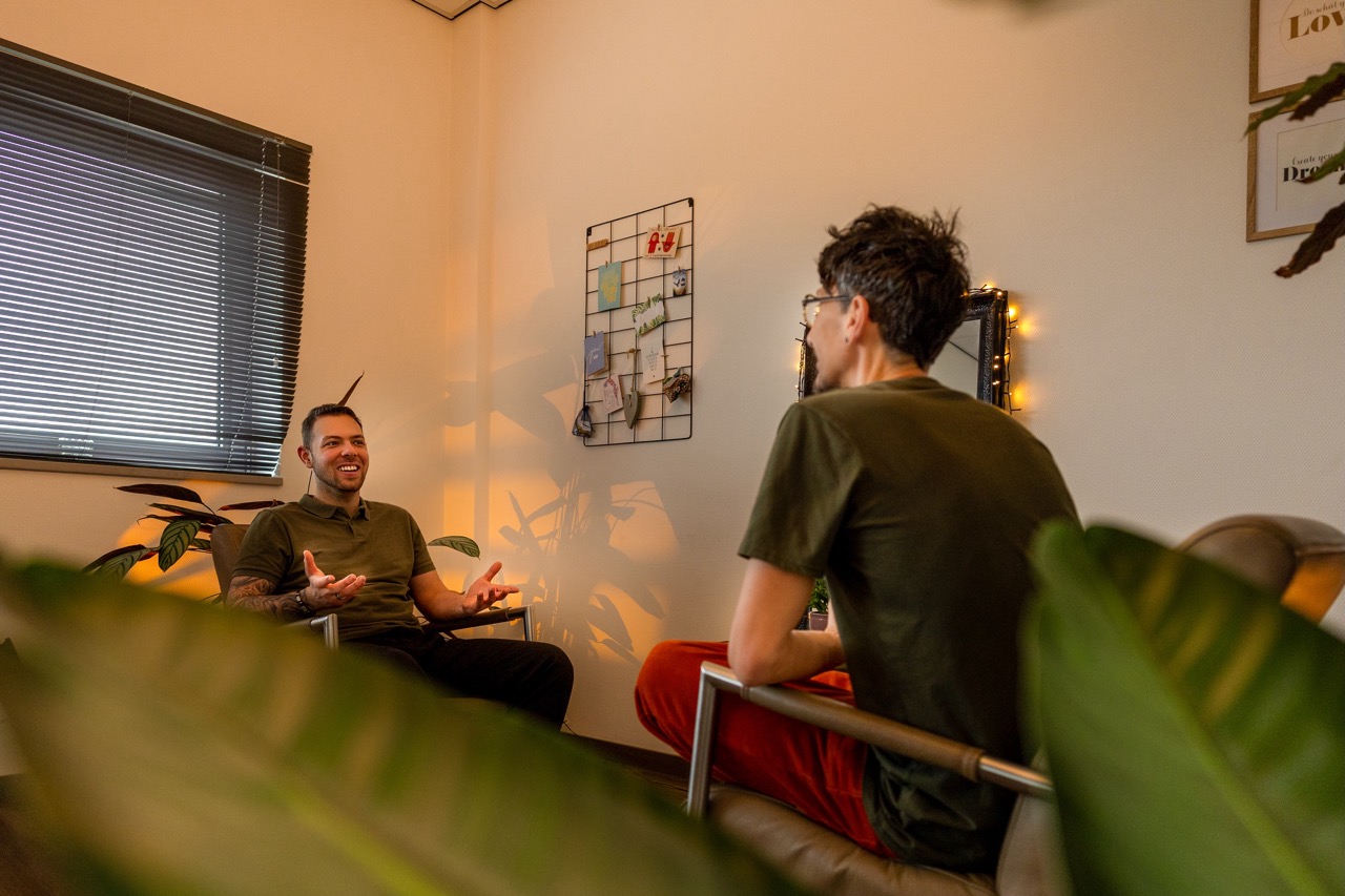 Civanni in gesprek met een cliënt