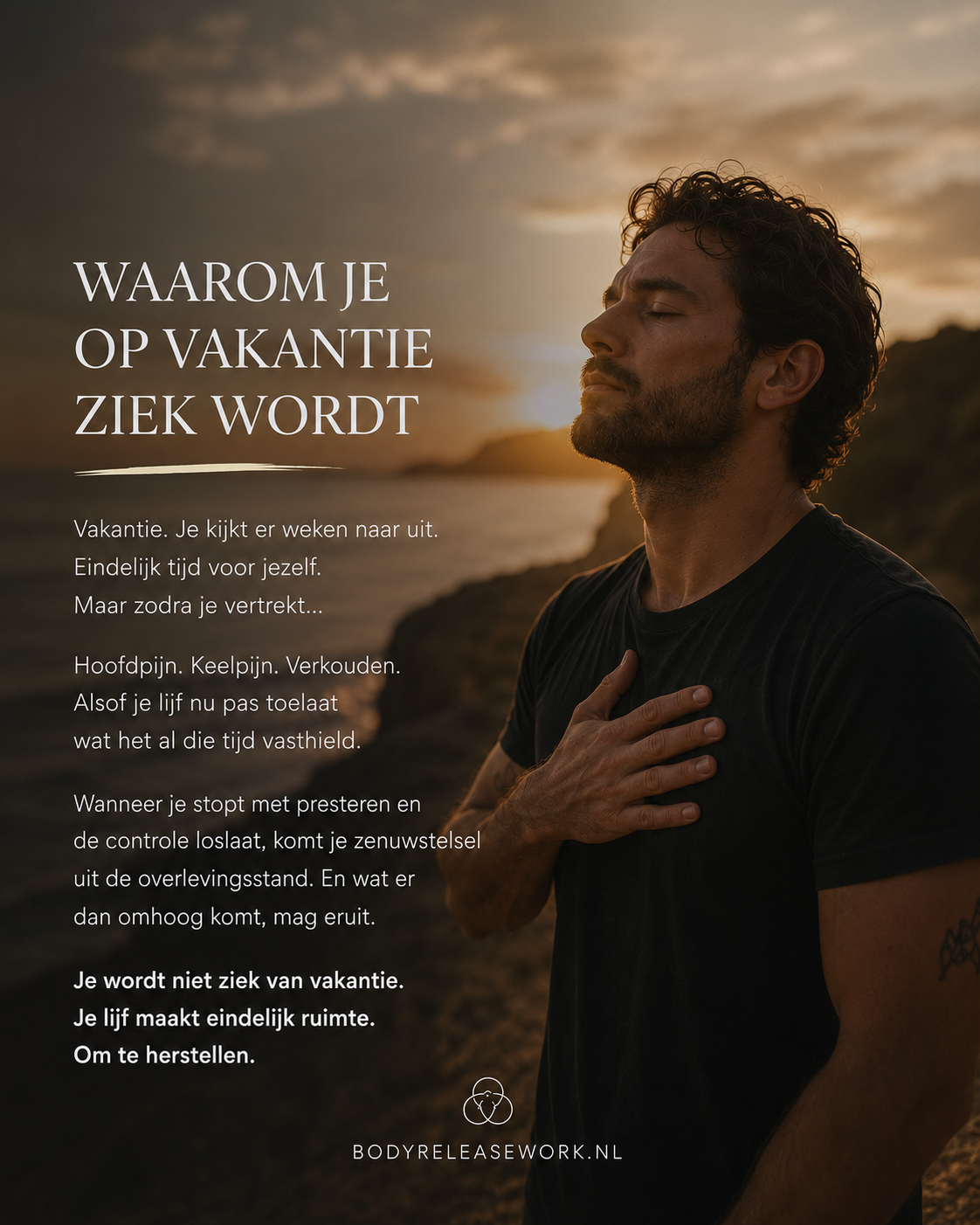 Man in een groene trui zit op de rand van een bed in ochtendlicht, met een mok in zijn handen